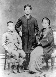 母ますと房太郎・岩三郎兄弟、1880年代前半に撮影されたもの。