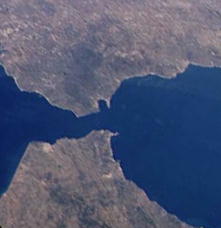 ジブラルタル海峡周辺。イベリア半島にある逆Ｕ字型の湾の右、白っぽい部分が英領ジブラルタル。Photo Credit: NASA．