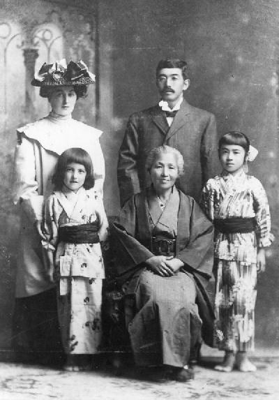 高野岩三郎一家、右から房太郎長女の美代、岩三郎、母マス、岩三郎長女マリア、妻カロリナ