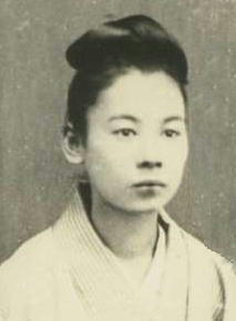 高野キク、1902(明治35)年、中国青島にて撮影した家族の記念写真より。20歳前後。