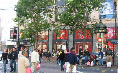 サンフランシスコのマーケット通りとストークトン街の角、かつて高野房太郎が日本雑貨店を開いていた場所。現在は、音楽・映像関係のＣＤ、DVDなどを販売しているヴァージン・メガストア・サンフランシスコ店。手前の道路がマーケット通り