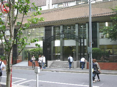 日本大学法学部本館正面、キングスレー館跡はこのずっと奥にある