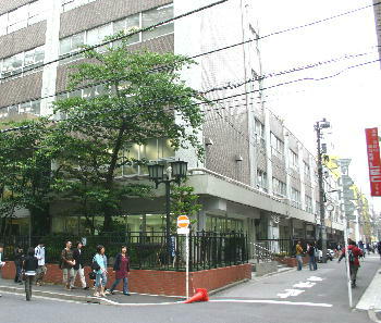 日本大学法学部本館東側と東仲通り。キングスレー館跡は時計のある辺りから奥の左手中央。
